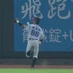 Chinese league outfielder makes juggling catch after ball rolls up his arm